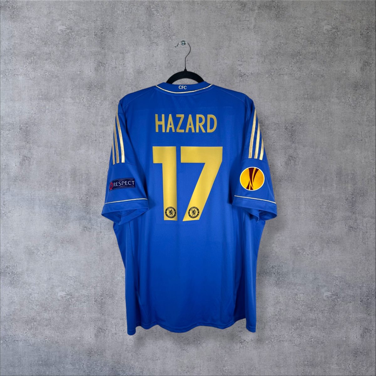 Dos du maillot Chelsea 2012-2013 domicile avec flocage dore Hazard 17 et patch Europa League