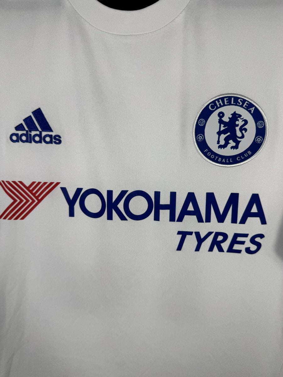 Écusson au lion de Chelsea, logo adidas et sponsor Yokohama Tyres, maillot extérieur 2015-2016