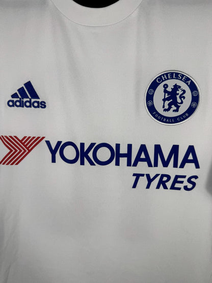 Écusson au lion de Chelsea, logo adidas et sponsor Yokohama Tyres, maillot extérieur 2015-2016