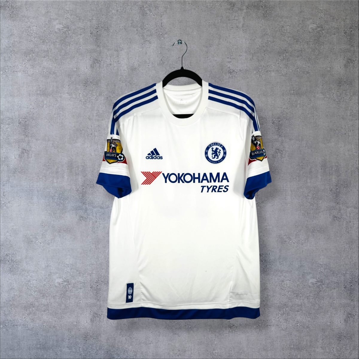 Maillot Chelsea 2015-2016 extérieur de face, blanc à bandes bleues sur les épaules, sponsor Yokohama Tyres