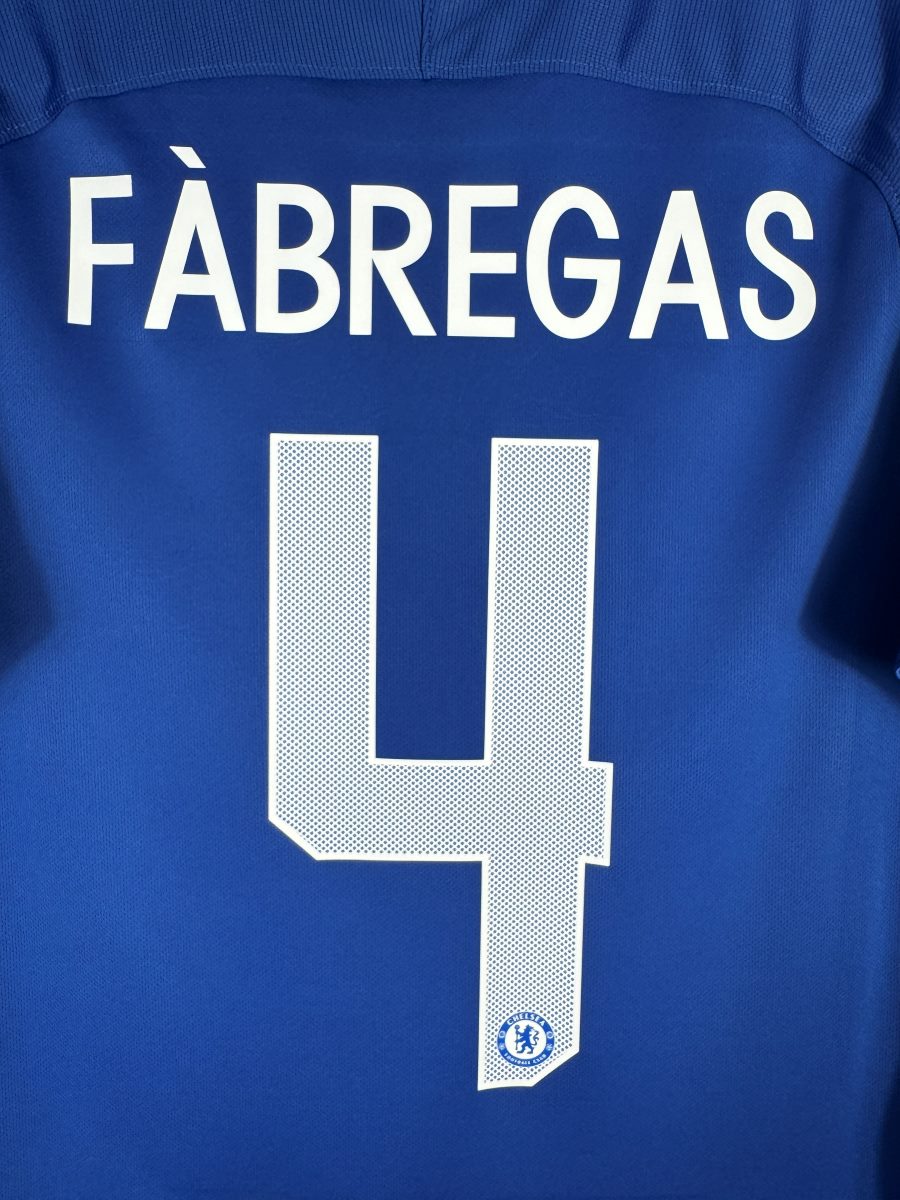 Flocage FÀBREGAS N°4 blanc à trame de points avec écusson Chelsea intégré