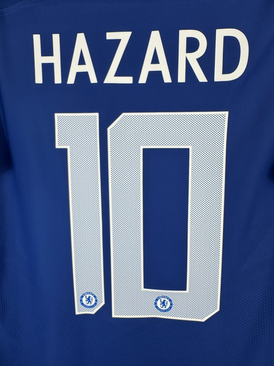 Détail flocage Hazard 10 blanc avec petits lions, maillot Chelsea domicile 2017-2018