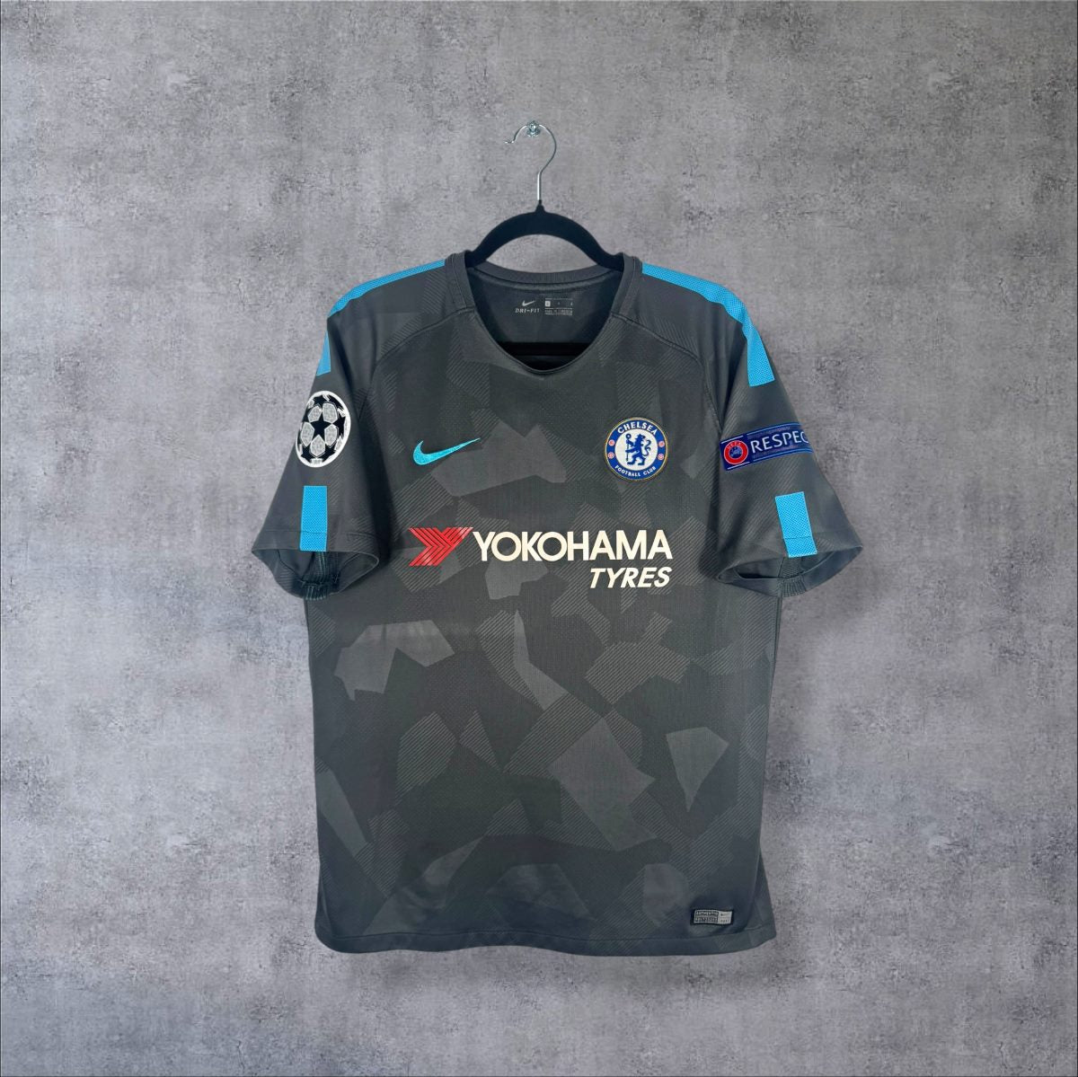 Face du maillot Chelsea 2017-2018 third Nike avec sponsor Yokohama Tyres et patch Ligue des Champions