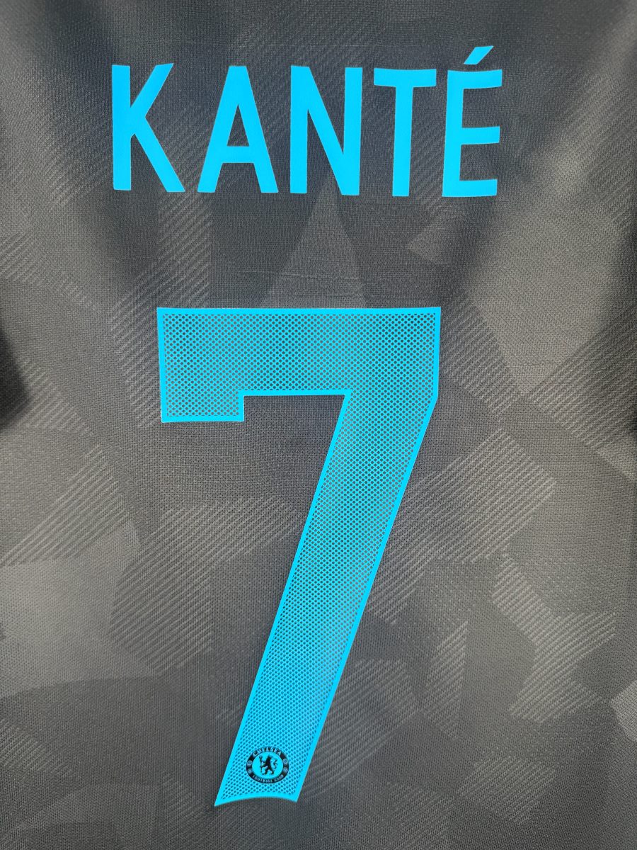 Zoom sur le flocage perforé Kanté numéro 7 du maillot Chelsea 2017-2018 avec écusson intégré