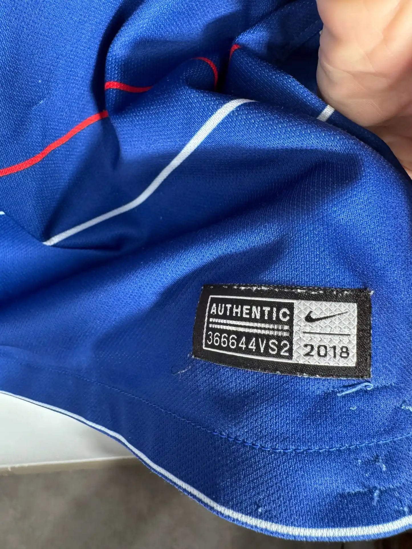 Détail défaut transparent : quelques bouloches en bas du maillot Chelsea domicile 2018-2019 imperfection mineure