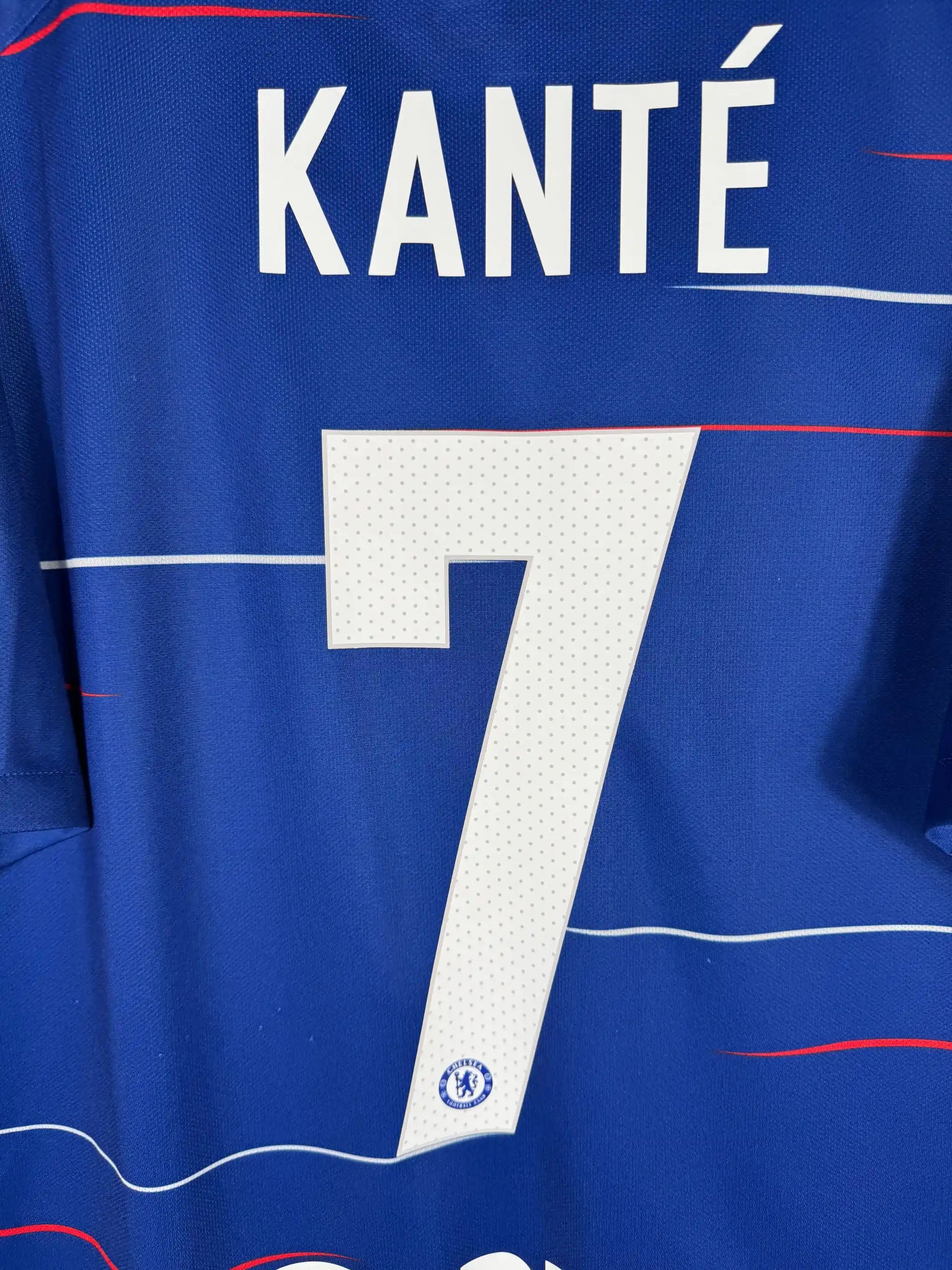 Détail flocage Kanté N°7 et patch Europa League starball sur maillot Chelsea domicile 2018-2019 saison vainqueur Bakou