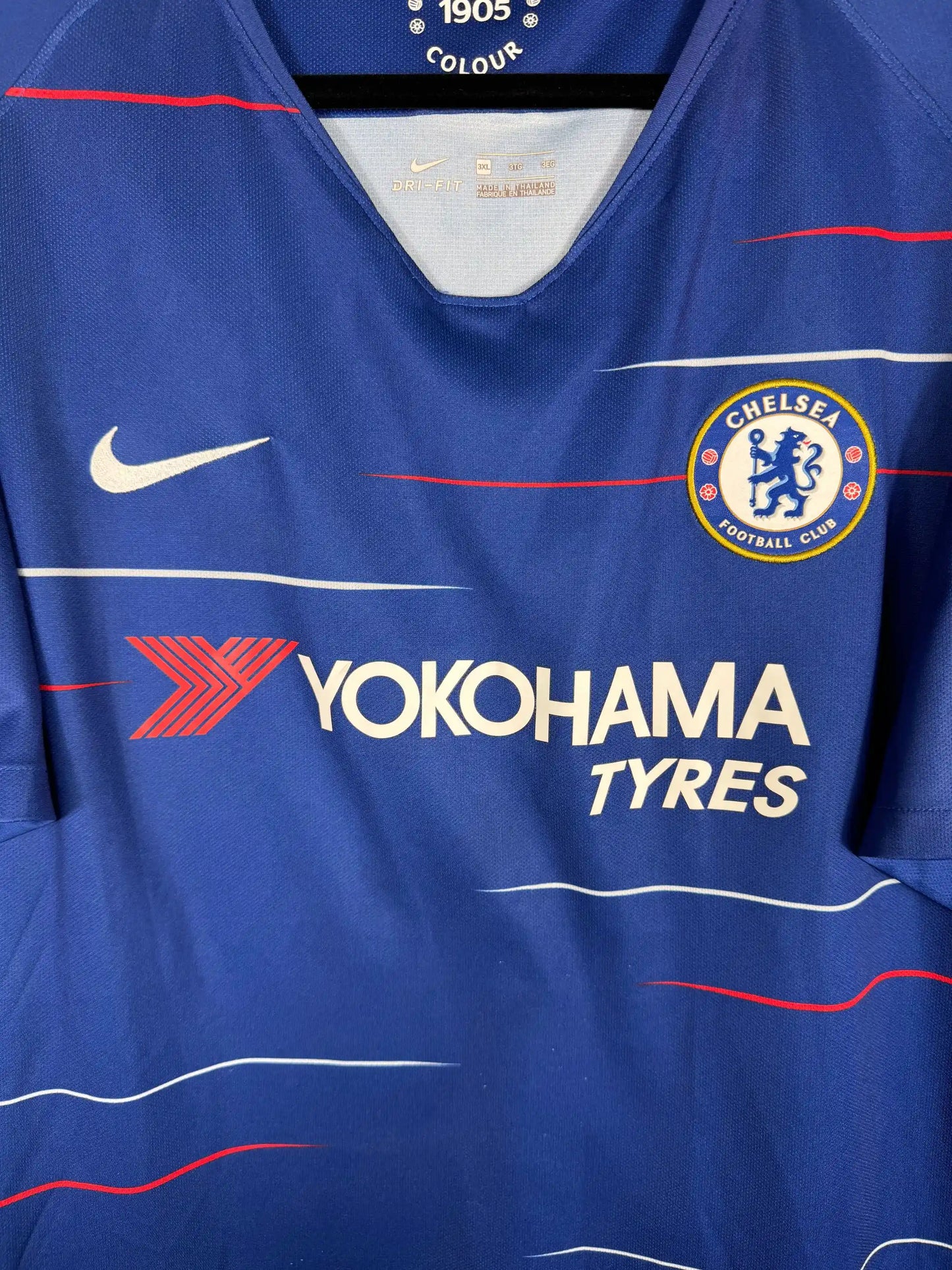 Détail sponsor Yokohama Tyres écusson Chelsea FC et swoosh Nike sur maillot domicile 2018-2019 saison Europa League gagnée Bakou