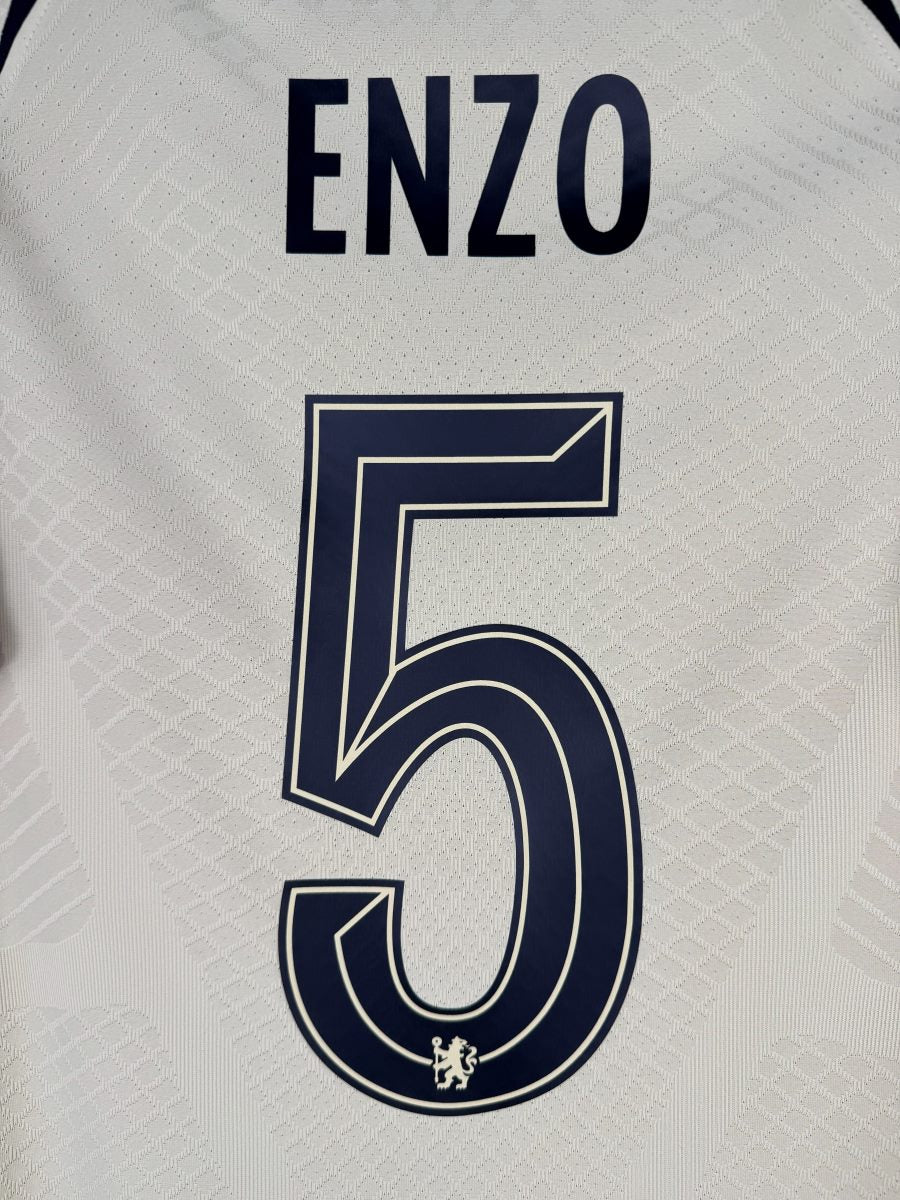 Détail du flocage ENZO numéro 5 avec lion de Chelsea, maillot third 2022-2023 version joueur