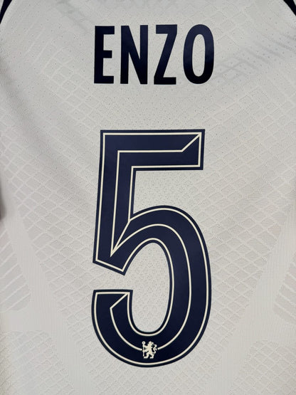 Détail du flocage ENZO numéro 5 avec lion de Chelsea, maillot third 2022-2023 version joueur