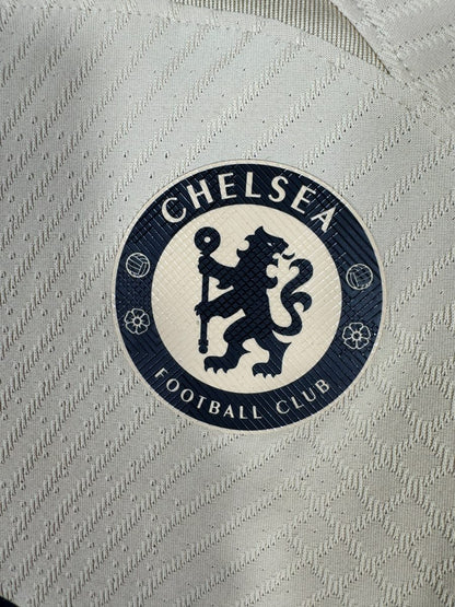 Gros plan de l'écusson Chelsea au lion sur le tissu jacquard du third 2022-2023 version joueur