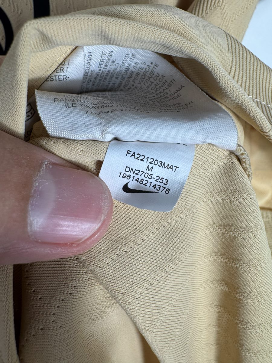 Étiquette Nike FA221203MAT et code d'authenticité DN2705-253 du maillot Chelsea third 2022-2023