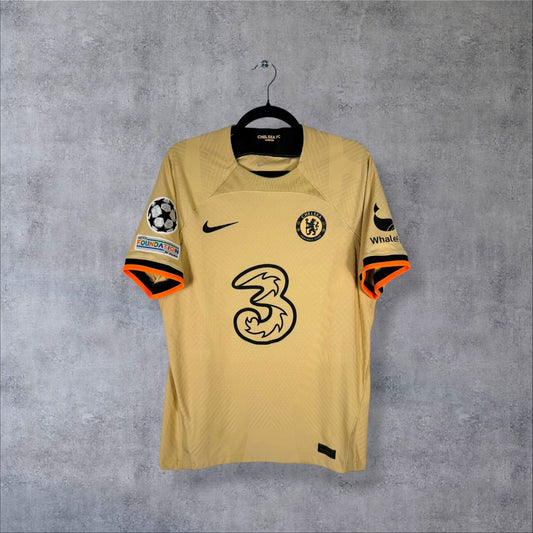 Face du maillot Chelsea 2022-2023 third doré Nike, sponsors Three et WhaleFin, patchs UEFA