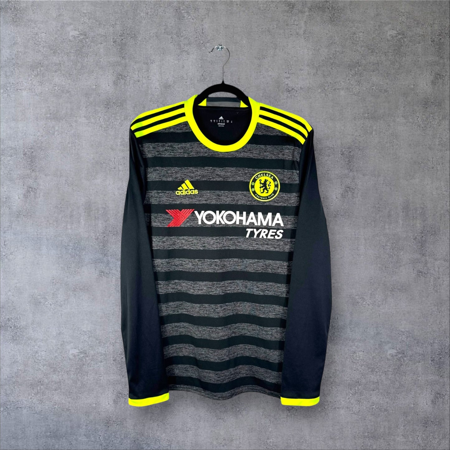 Vue de face du maillot Chelsea Extérieur 2016/17 noir et gris chiné avec détails jaune fluo et sponsor Yokohama Tyres.