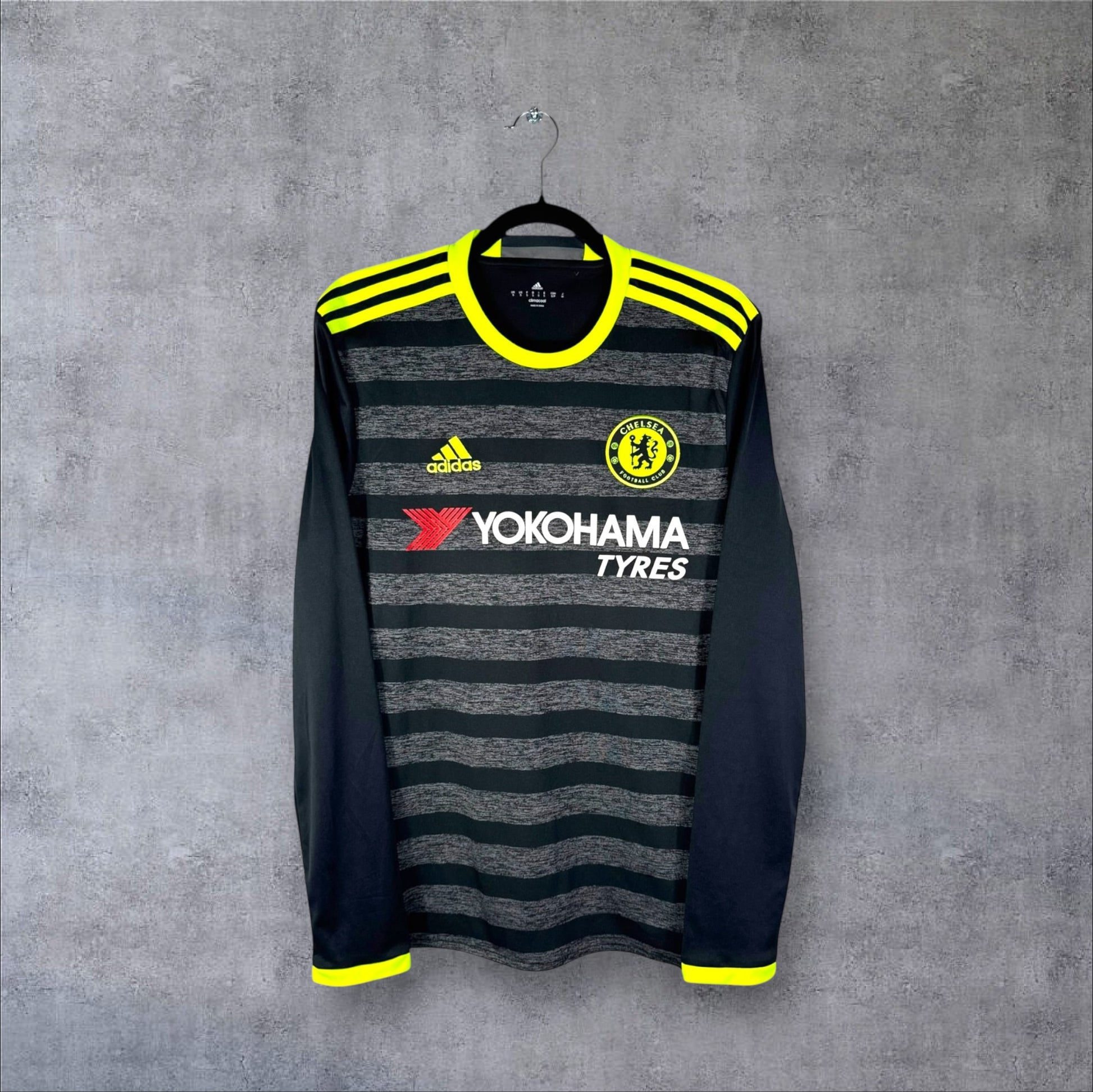Vue de face du maillot Chelsea Extérieur 2016/17 noir et gris chiné avec détails jaune fluo et sponsor Yokohama Tyres.