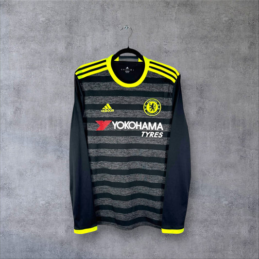 Vue de face du maillot Chelsea Extérieur 2016/17 noir et gris chiné avec détails jaune fluo et sponsor Yokohama Tyres.