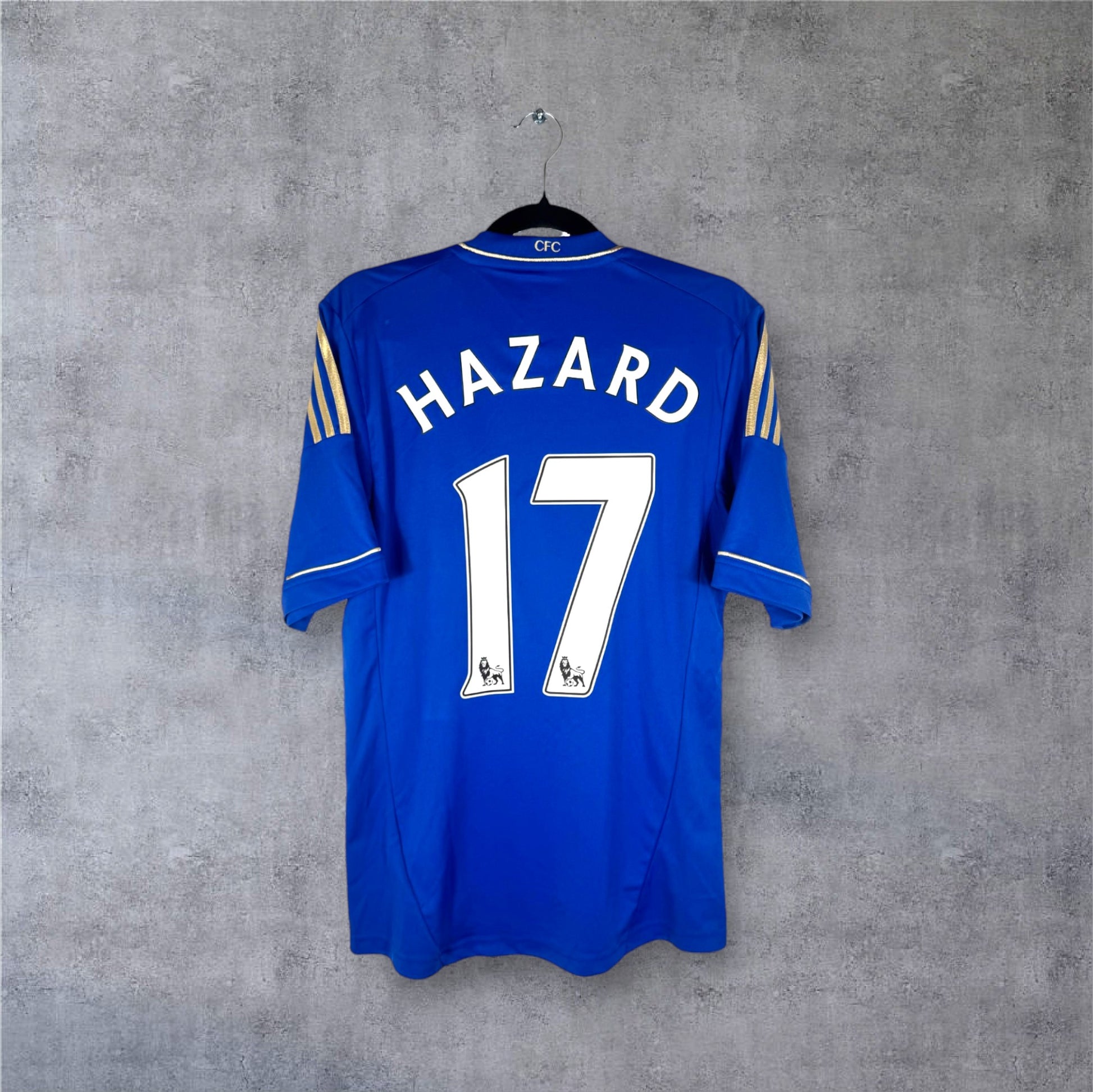 Flocage officiel Premier League blanc HAZARD numéro 17 sur maillot Chelsea.