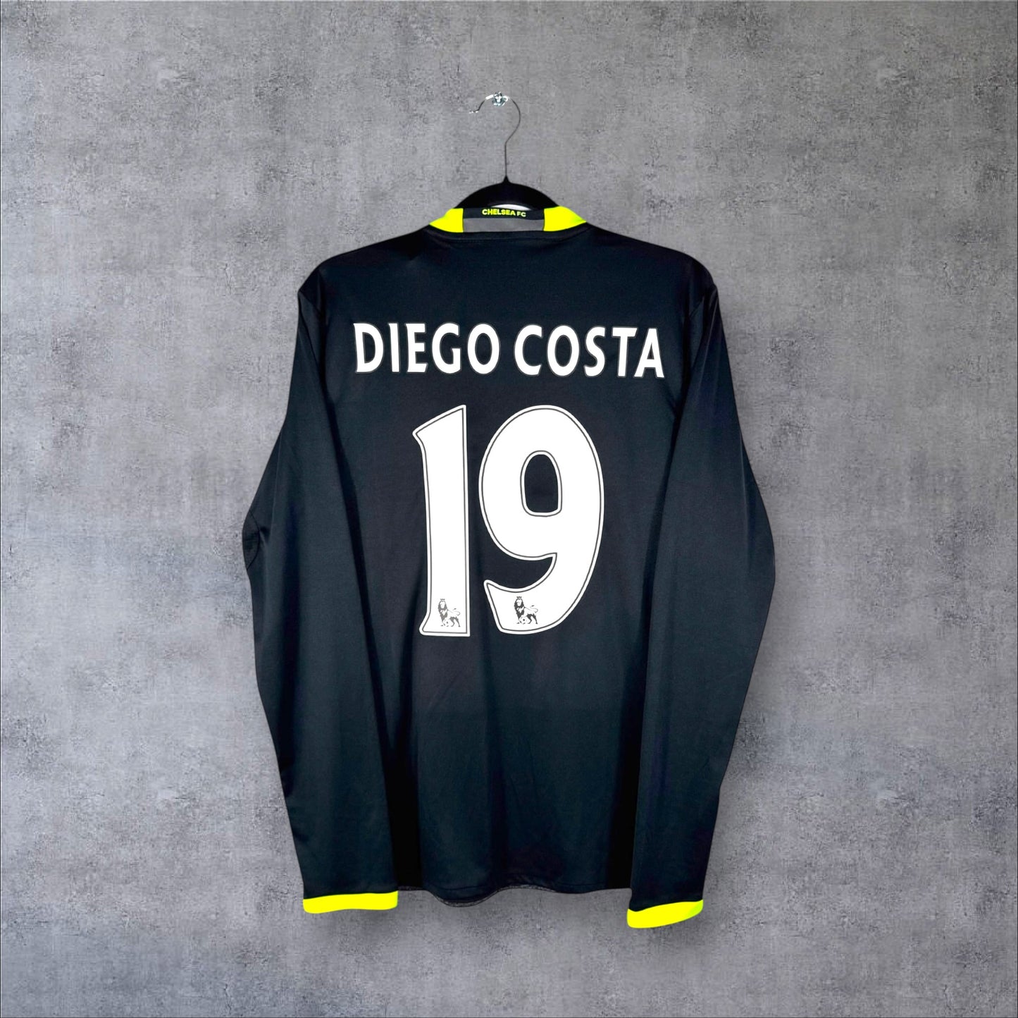 Dos du maillot Chelsea Extérieur 2017 noir et gris avec flocage blanc DIEGO COSTA 19 et patchs Premier League.
