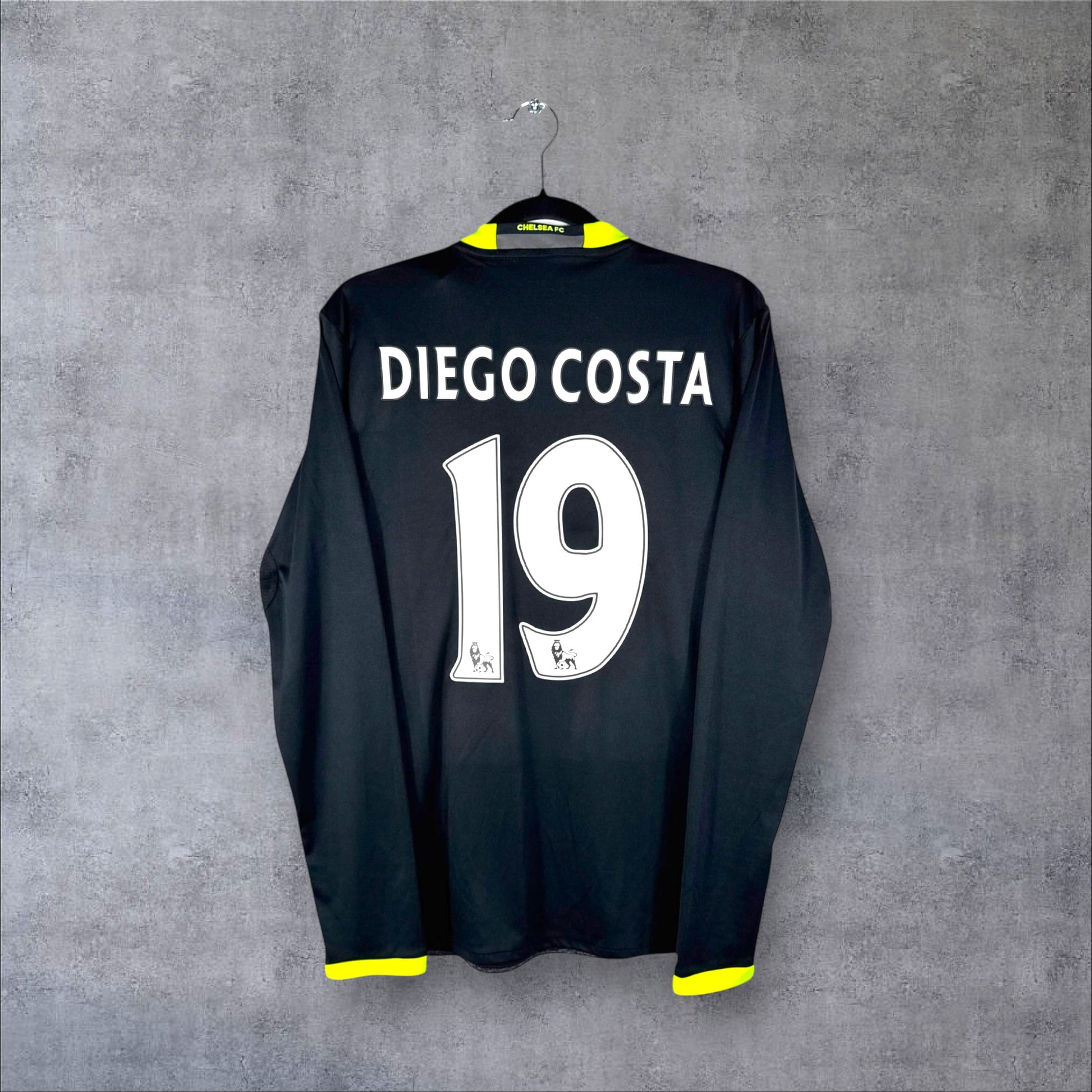 Dos du maillot Chelsea Extérieur 2017 noir et gris avec flocage blanc DIEGO COSTA 19 et patchs Premier League.