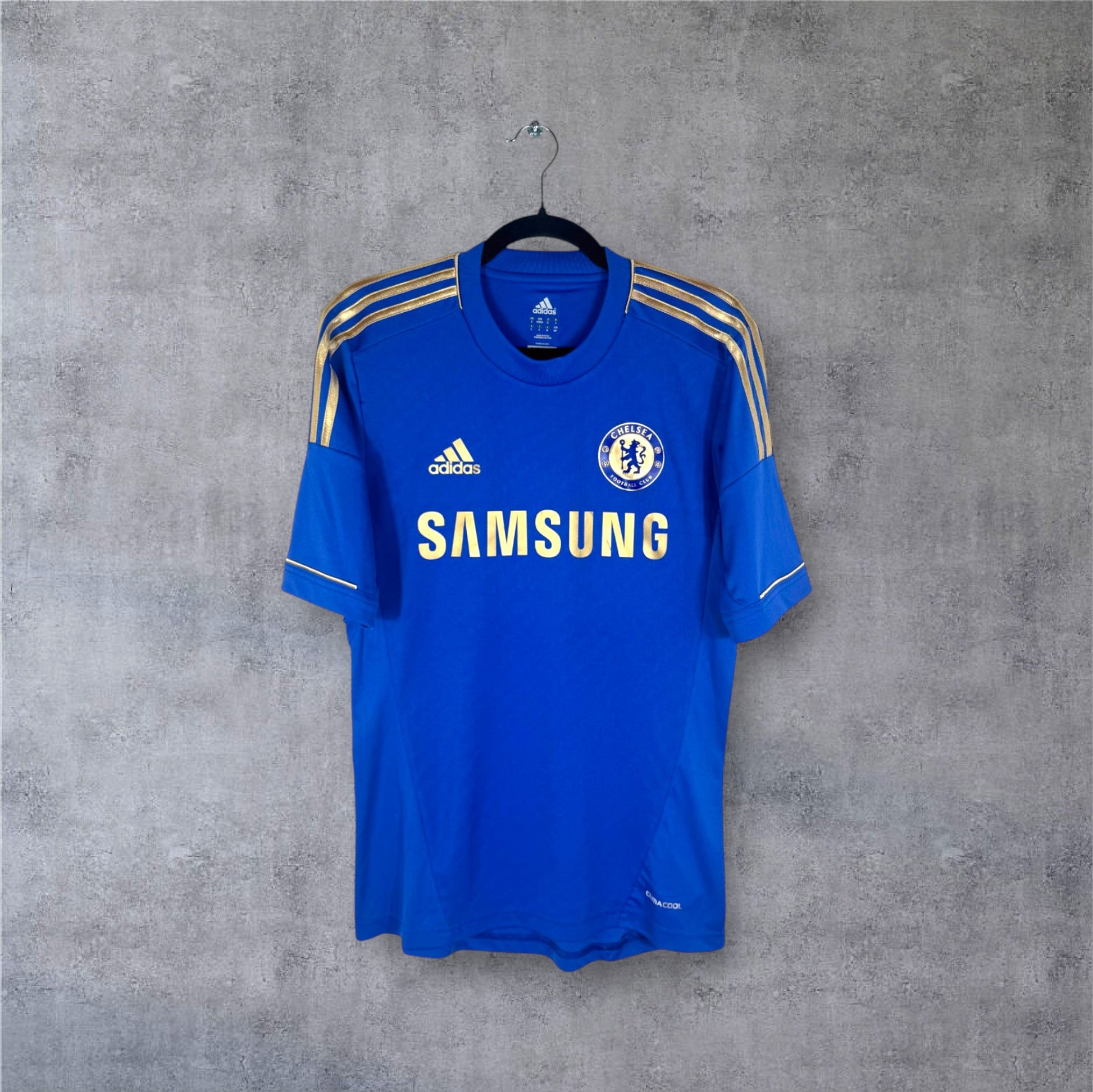 Vue de face du maillot Chelsea 2013 bleu avec logos et sponsor Samsung dorés.