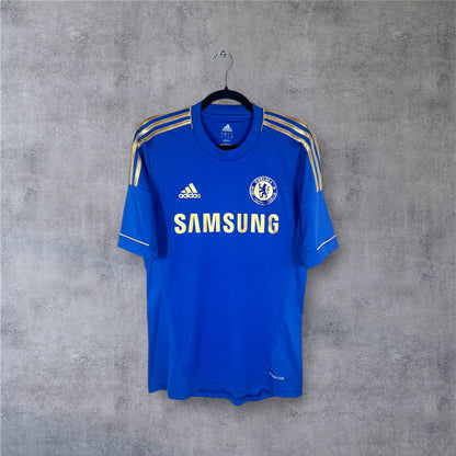 Vue de face du maillot Chelsea 2013 bleu avec logos et sponsor Samsung dorés.