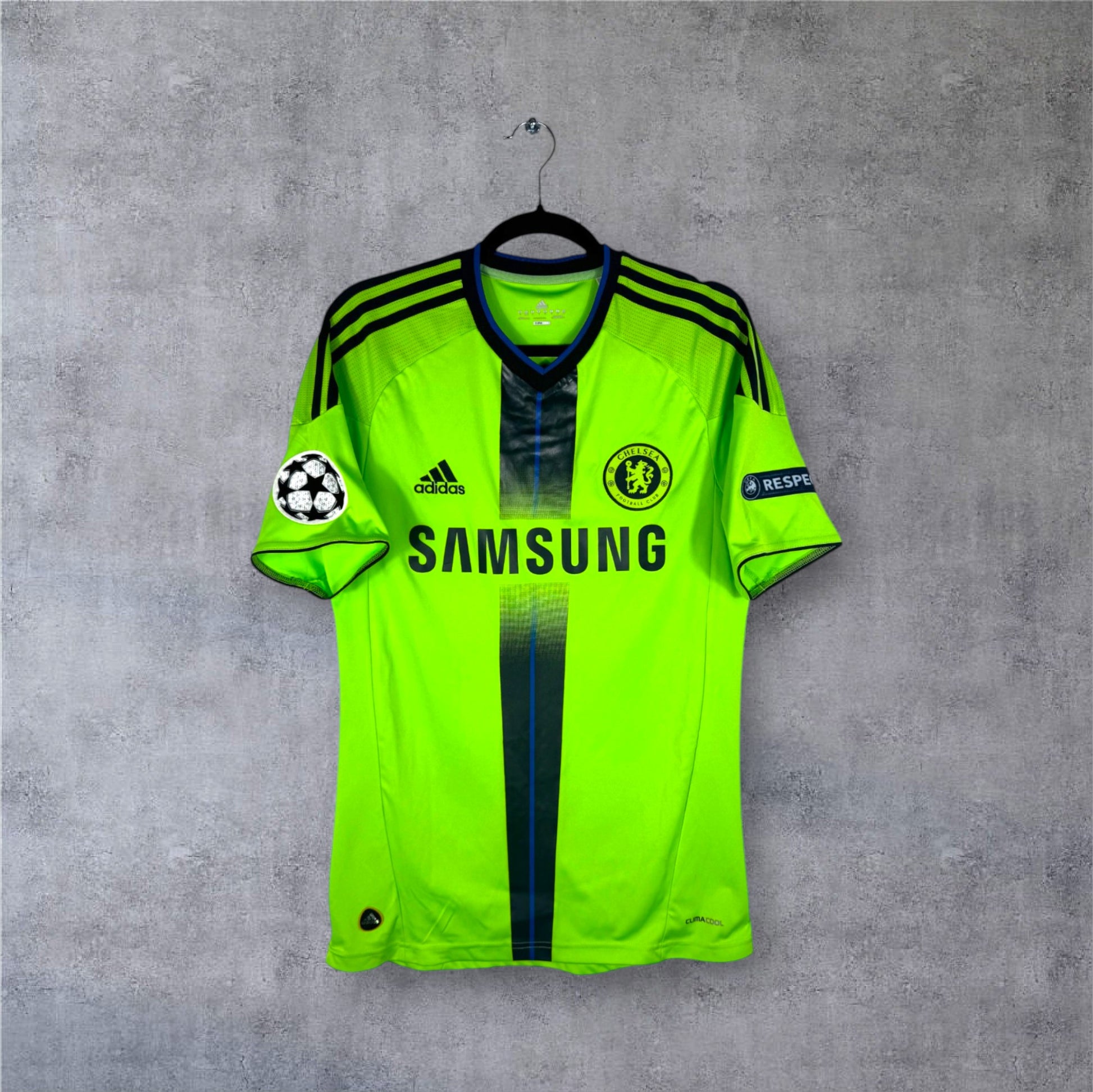 Vue de face du maillot Chelsea Third 2011 vert néon avec bande centrale noire et bleue.