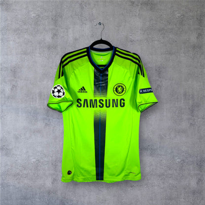 Vue de face du maillot Chelsea Third 2011 vert néon avec bande centrale noire et bleue.