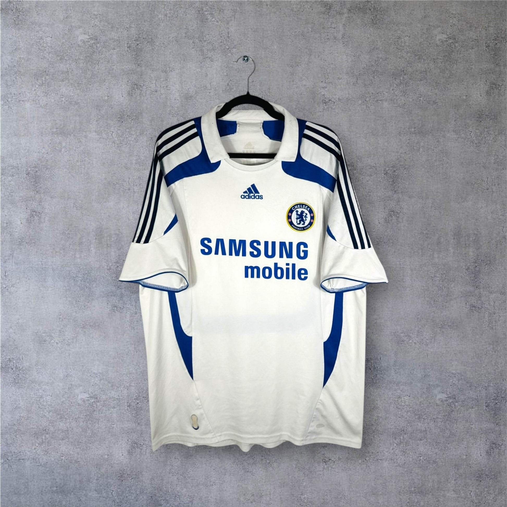 Vue de face du maillot Chelsea Third 2007/08 blanc avec détails bleus Adidas.