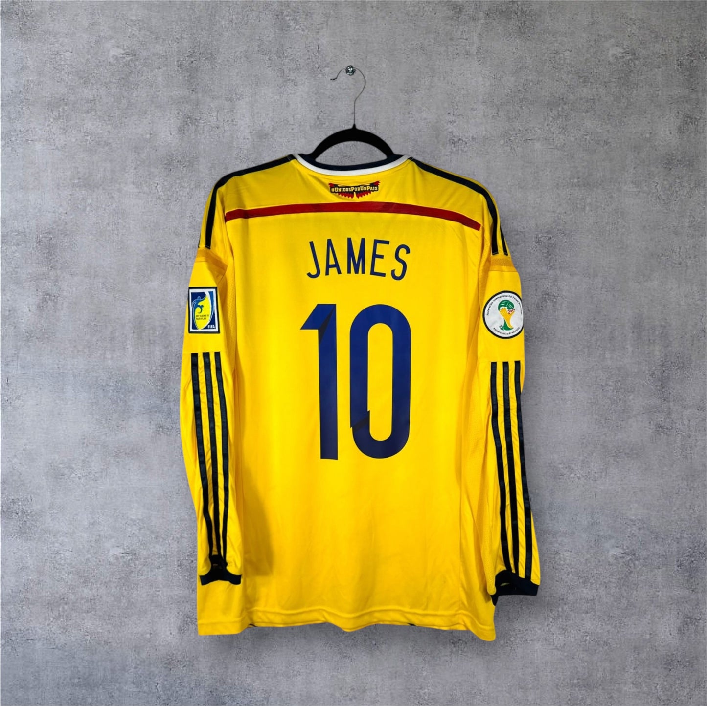 Dos du maillot Colombie 2014 jaune à manches longues avec flocage bleu JAMES 10 et patchs Coupe du Monde.