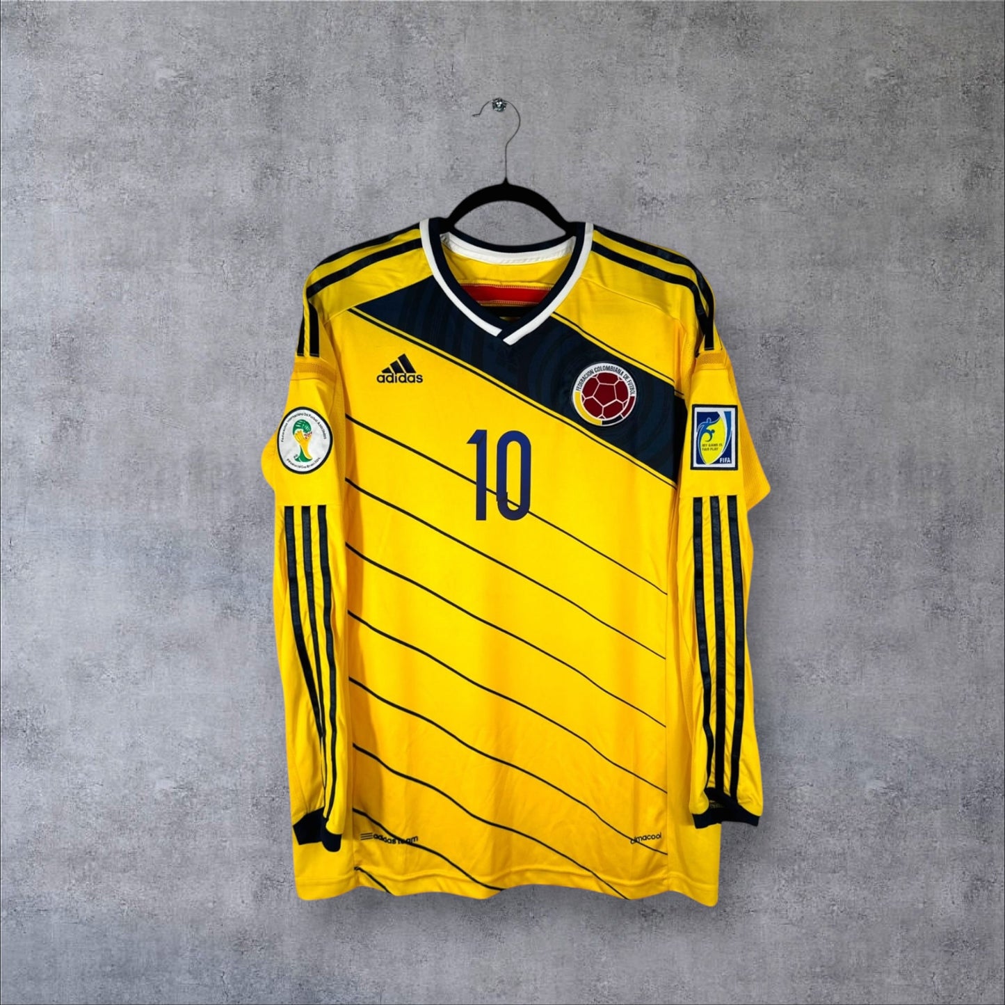 Vue de face du maillot Colombie Domicile 2014 jaune à manches longues avec fines rayures diagonales bleues.