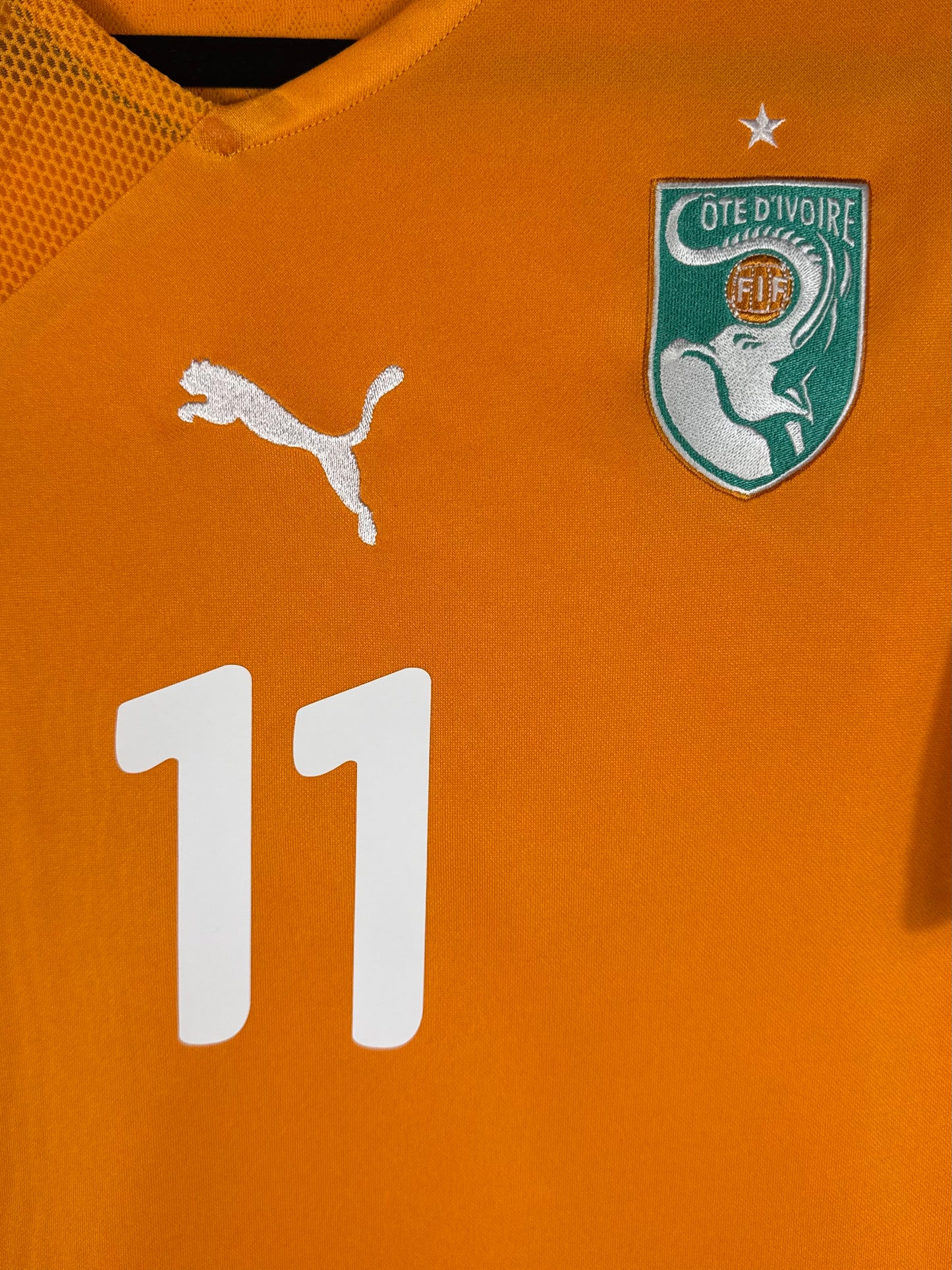 Détail de l'écusson de la Côte d'Ivoire et du logo Puma