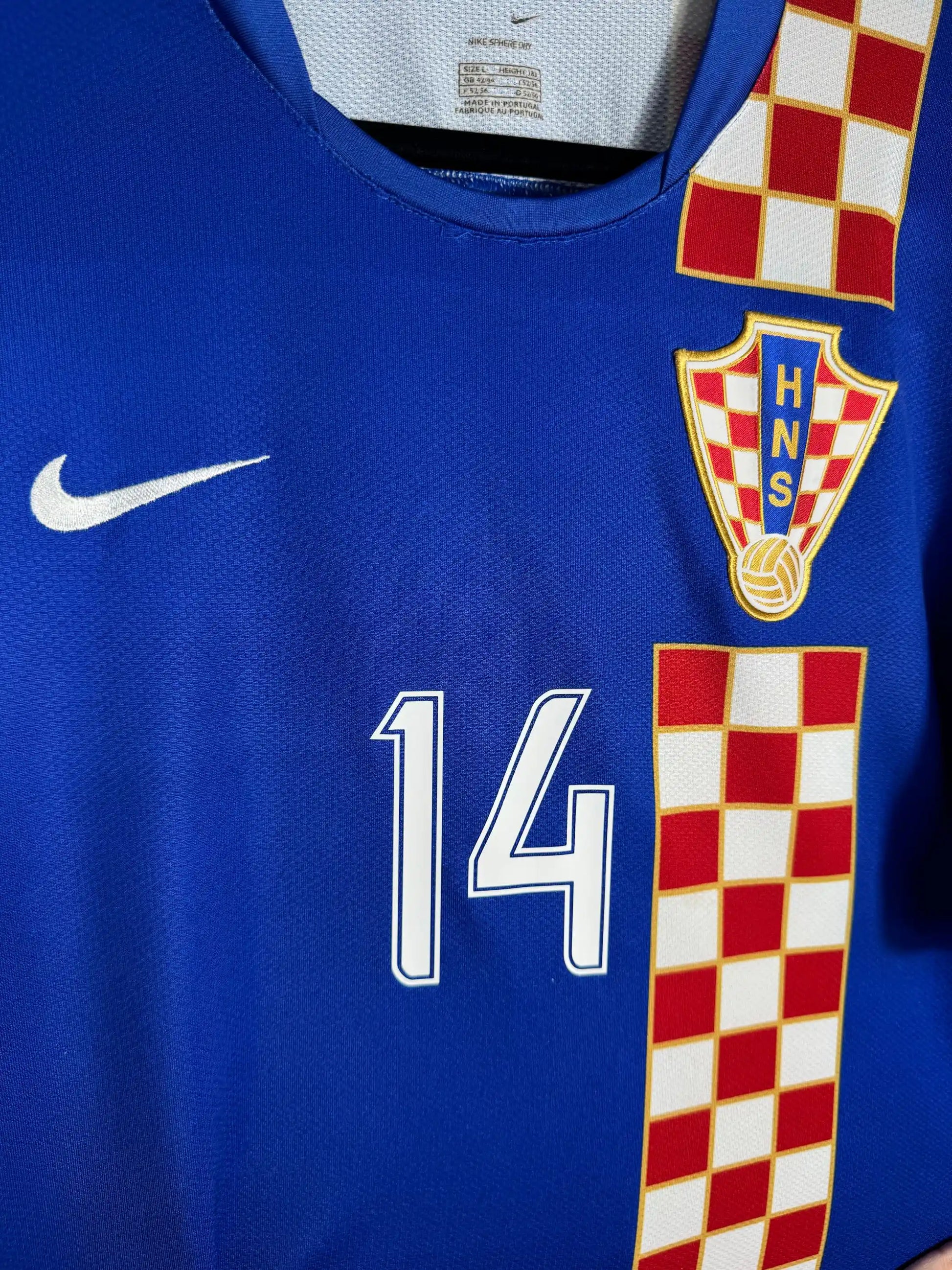 Détail écusson HNS damier rouge et blanc et swoosh Nike sur maillot Croatie 2006 extérieur
