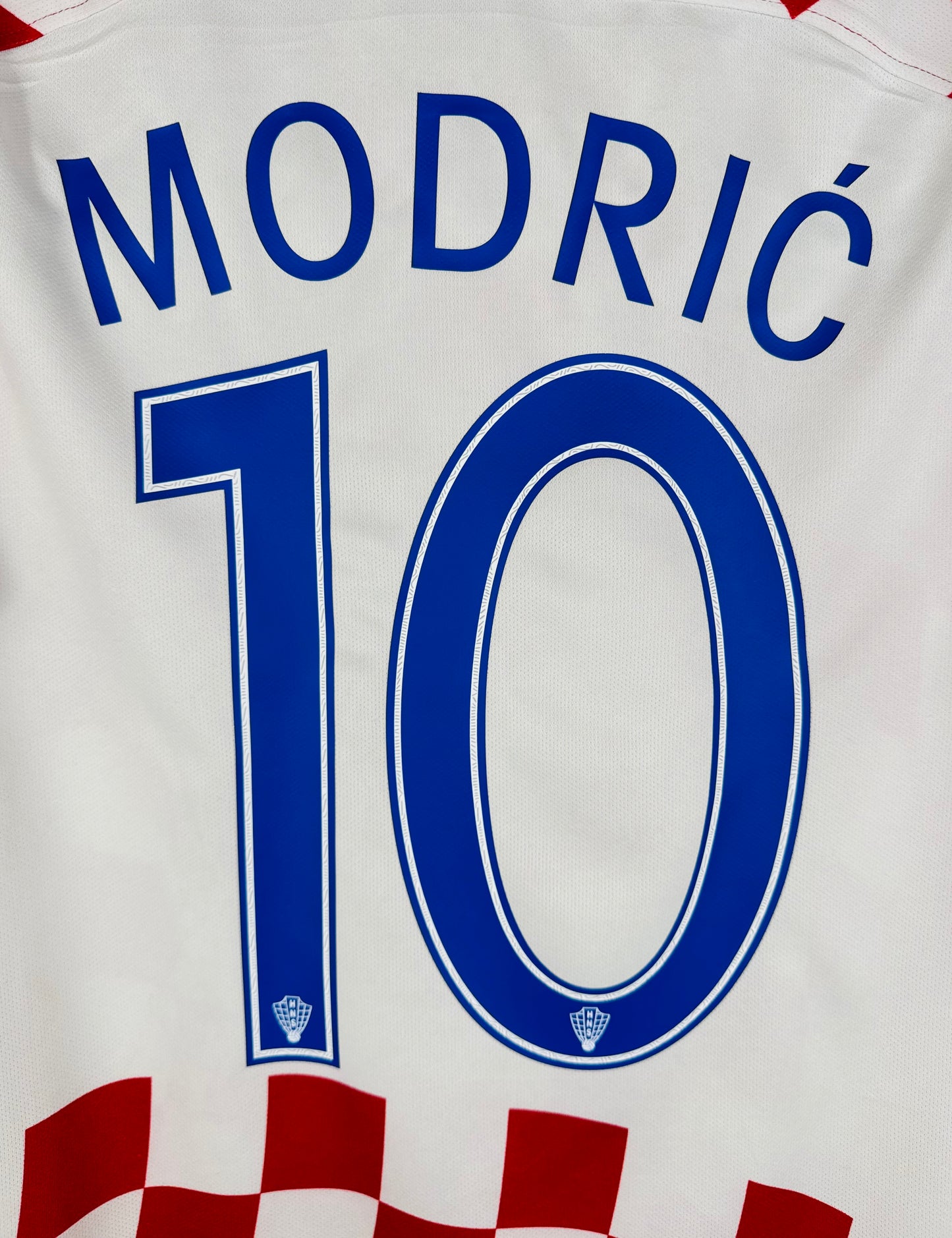 Détail de la typographie du flocage sur le numéro 10 de Luka Modric