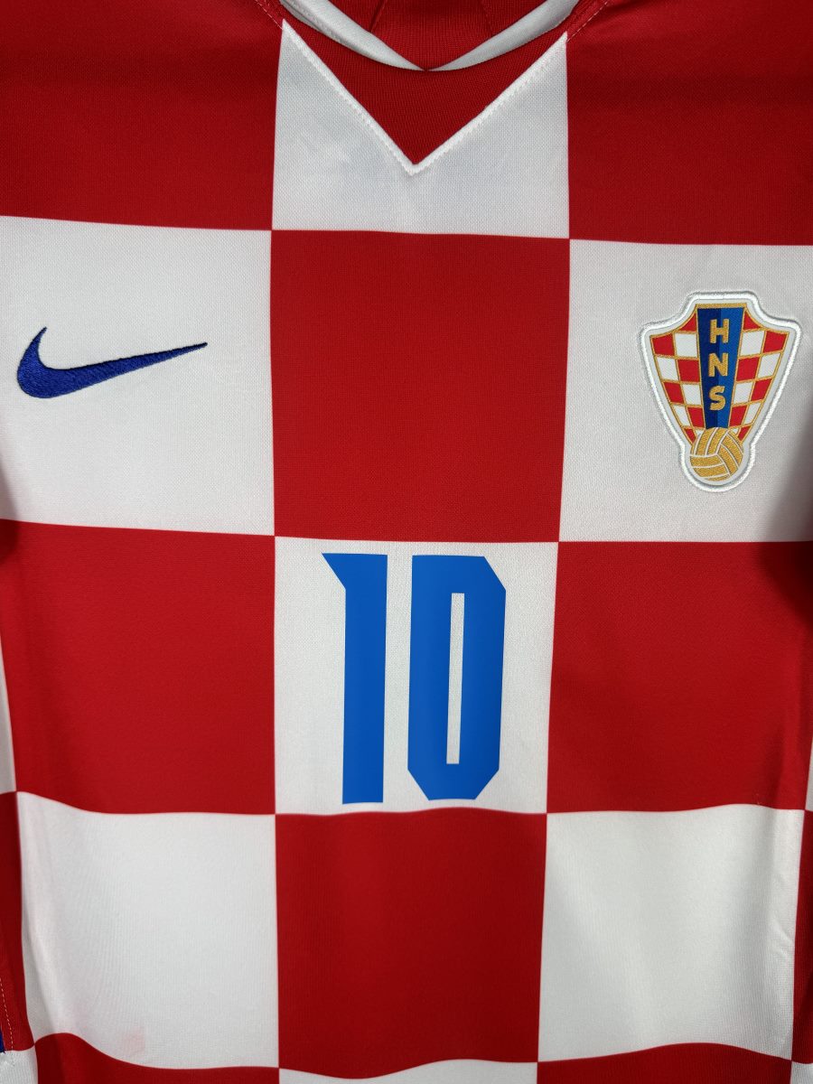 Détail de l'écusson brodé de la fédération croate HNS et du swoosh Nike sur le maillot 2020 domicile