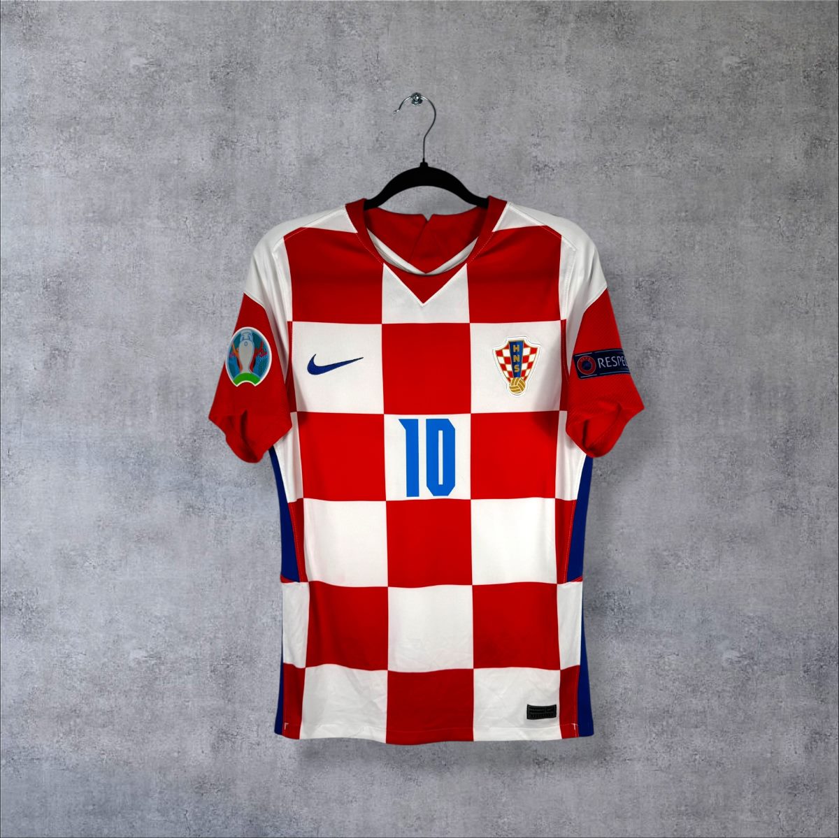 Face du maillot Croatie 2020 domicile Nike à damier rouge et blanc avec numéro 10 sur la poitrine