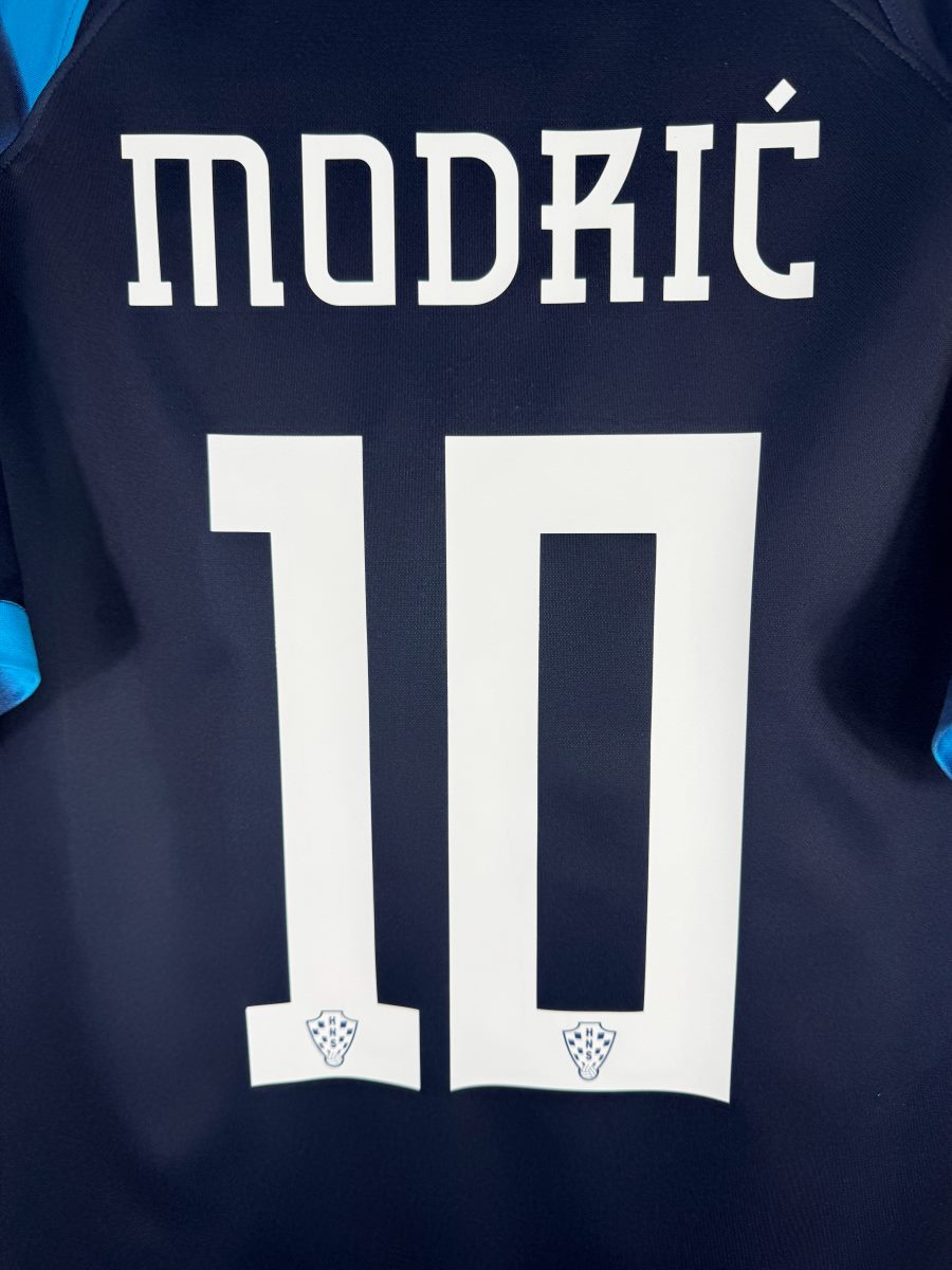 Détail du flocage Modrić N°10 avec écussons croates sur le maillot Croatie 2022-2023