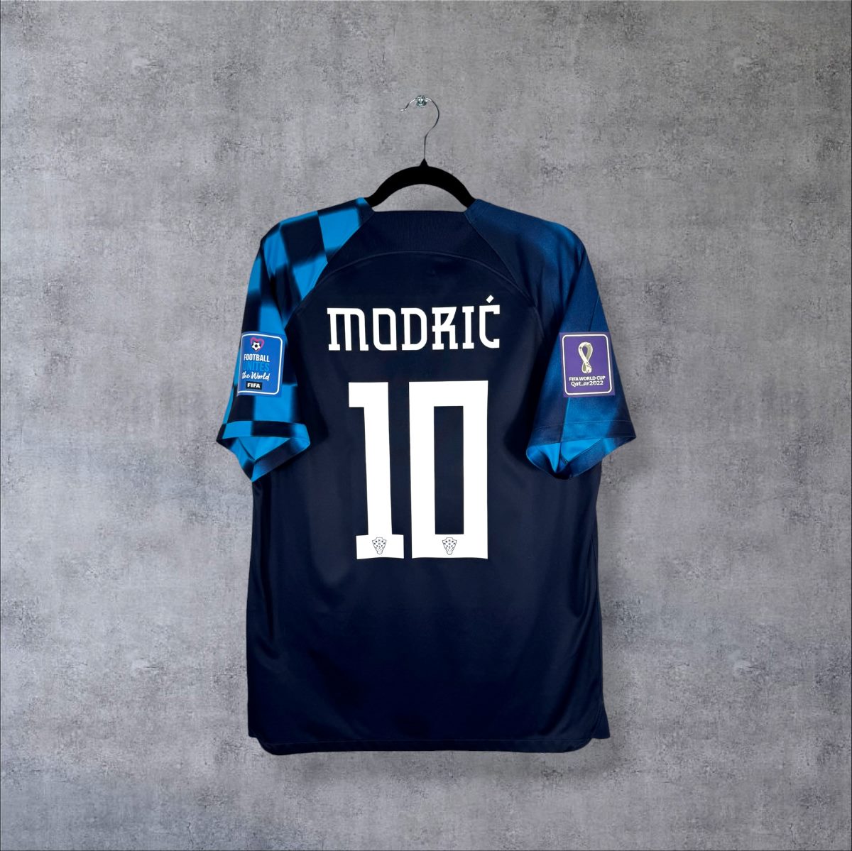 Dos du maillot Croatie 2022-2023 extérieur avec flocage Modrić N°10 et patch Coupe du Monde Qatar 2022
