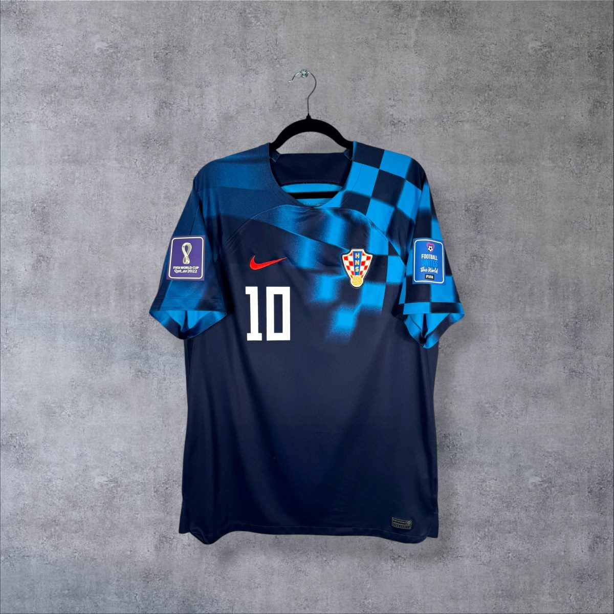 Face du maillot Croatie 2022-2023 extérieur Nike bleu marine avec motif damier et écusson HNS