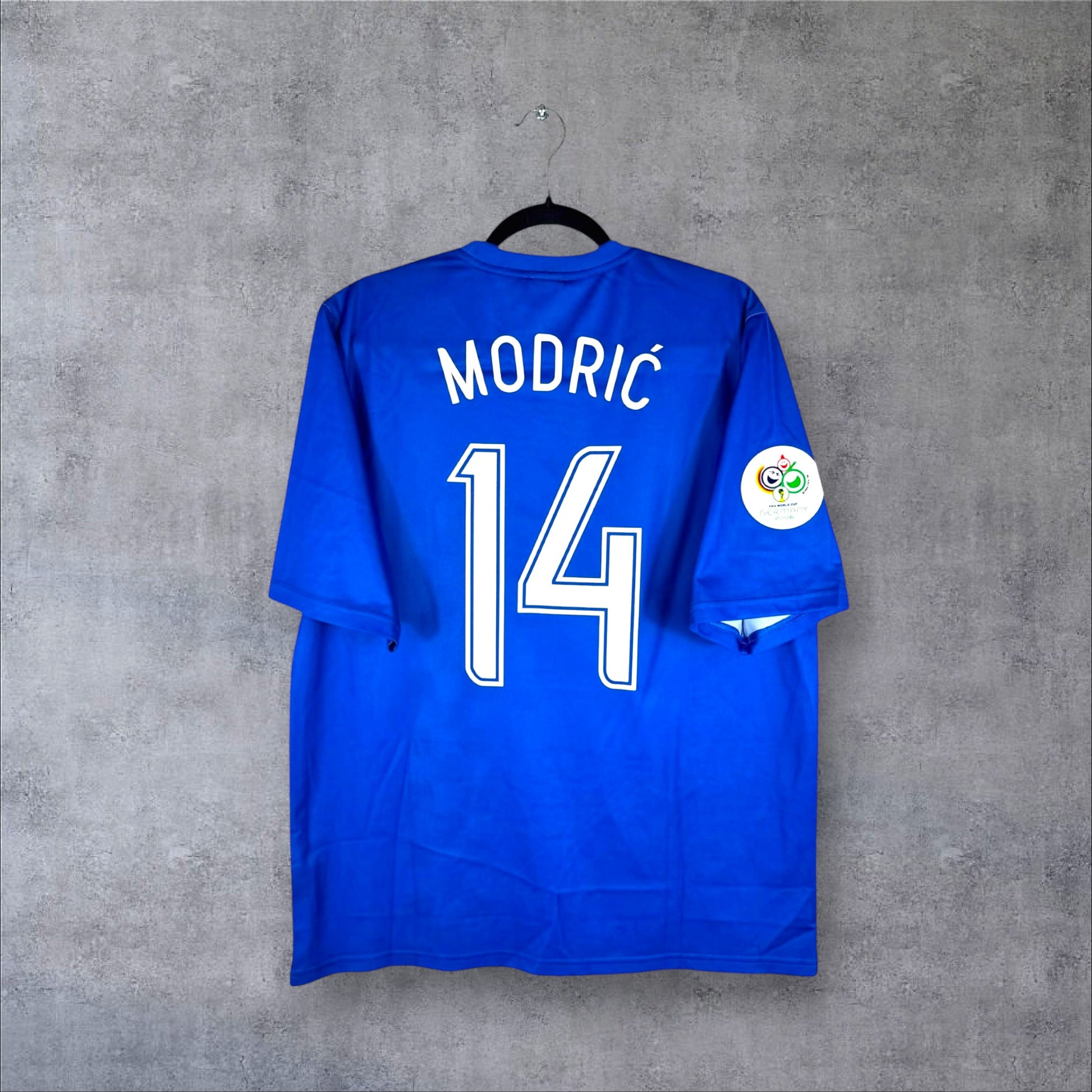 Dos du maillot Croatie 2006 extérieur bleu avec flocage blanc MODRIĆ 14 et patch Coupe du Monde.