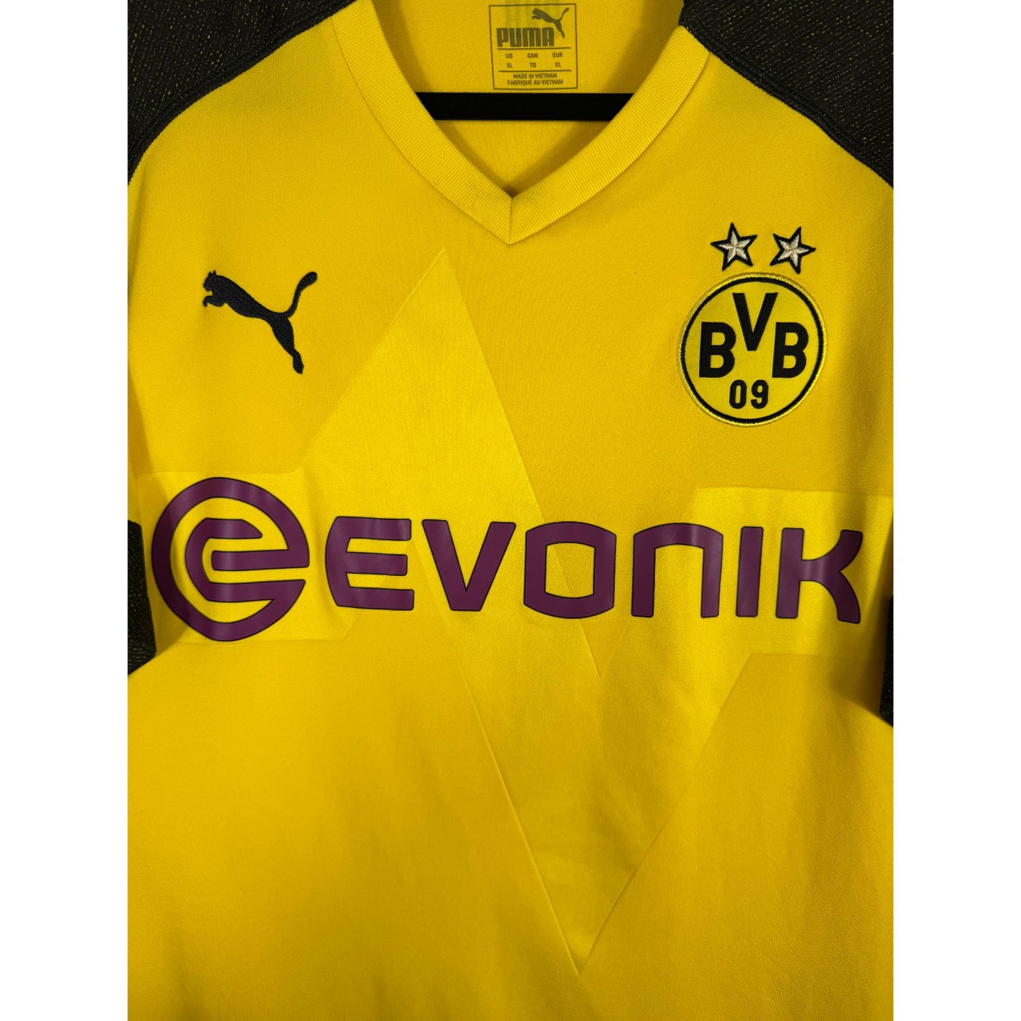 Détail de l'écusson du BVB et du logo Puma