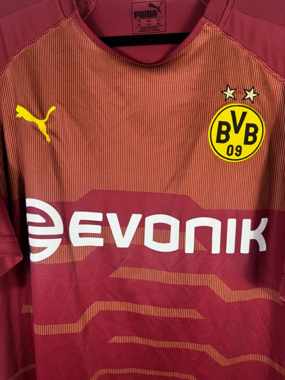 Détail de l'écusson du Borussia Dortmund et du logo Puma