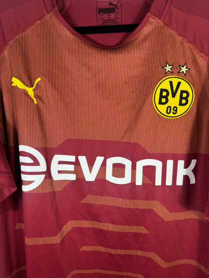 Détail de l'écusson du Borussia Dortmund et du logo Puma