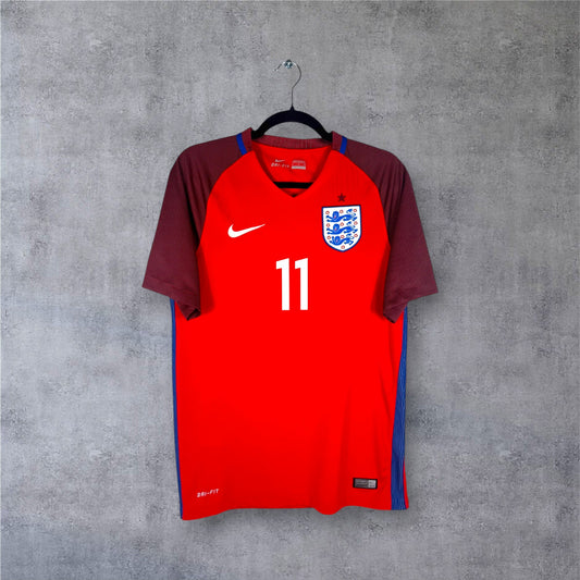 Vue de face du maillot Angleterre extérieur 2016 rouge avec manches grenat et numéro 11.