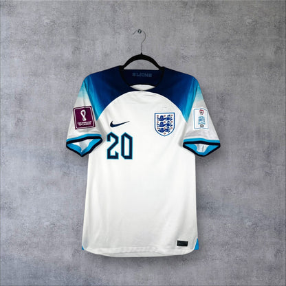 Vue de face du maillot Angleterre Domicile 2022 blanc avec dégradé bleu sur les manches et numéro 20.