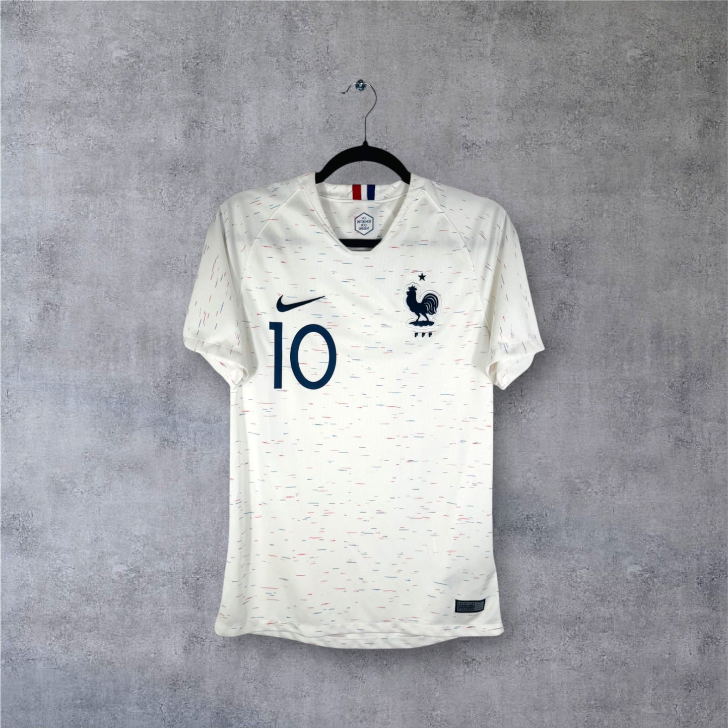 Vue de face du maillot blanc moucheté France 2018 avec numéro 10 poitrine.