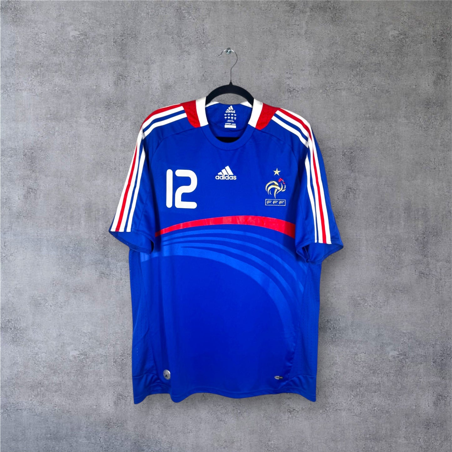 Vue de face du maillot bleu France Euro 2008 avec numéro 12 sur la poitrine.