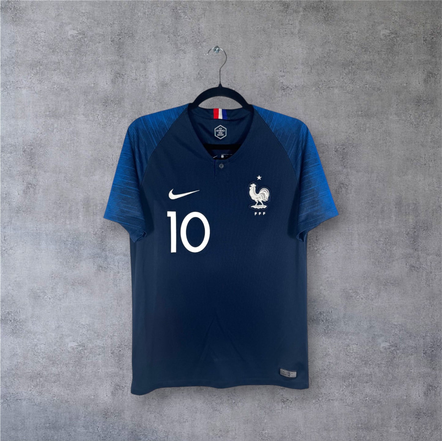 Vue de face du maillot bleu France 2018 avec col boutonné et numéro 10 poitrine.