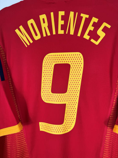 Détail du flocage MORIENTES numéro 9 ajouré sur le maillot Espagne 2002