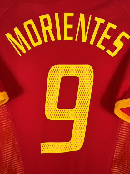 Détail du flocage jaune Morientes 9 à chiffres ajourés, maillot Espagne domicile 2002
