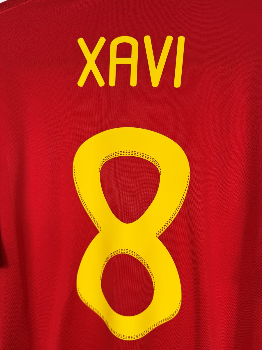 Détail flocage Xavi 8 jaune, maillot Espagne domicile 2010