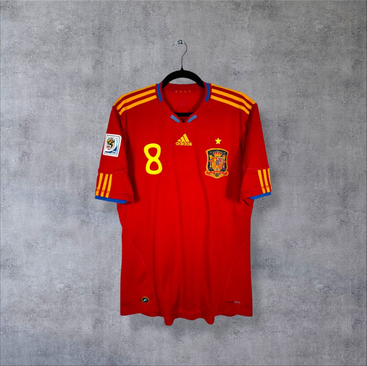 Maillot Espagne domicile 2010 adidas de face, épaules à bandes or, numéro 8 sur le torse
